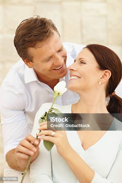 Glückliches Paar Romacing Stockfoto und mehr Bilder von 30-34 Jahre - 30-34 Jahre, 40-44 Jahre, Ehefrau