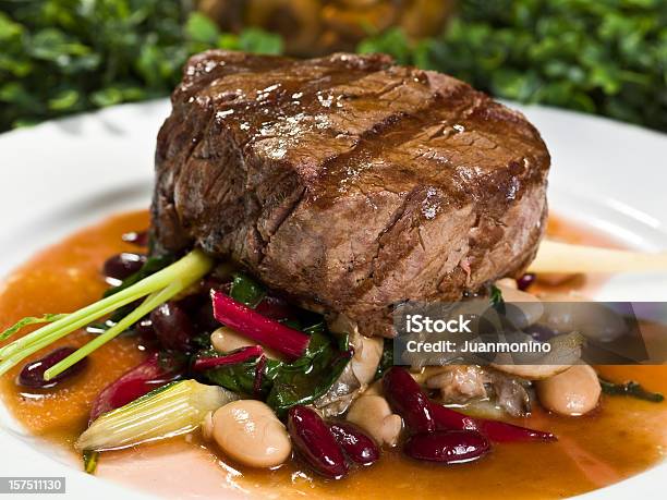 Alla Griglia Manzo Filet Mignon Con Fagiolini - Fotografie stock e altre immagini di Alla griglia - Alla griglia, Bistecca di filetto, Bistecca di manzo