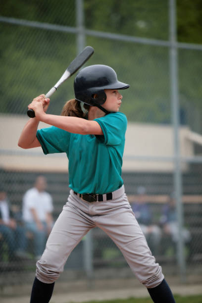 équipe de juniors pâte liquide jusqu'à la batte - baseball hitting baseball player child photos et images de collection