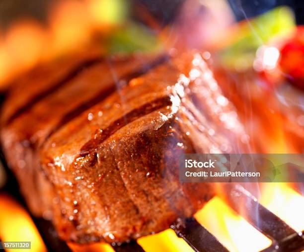 Grill Steak Auf Dem Grill Stockfoto und mehr Bilder von Steak - Steak, Perfektion, Feuer