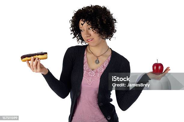 Mujer Pesaje Opciones De Comida Sana Dieta Antojos Apple Vs Buñuelo En Forma De Rosca Foto de stock y más banco de imágenes de Comida sana