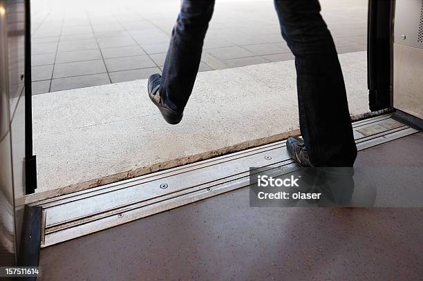 Foto de Entre No Futuro Brilhante e mais fotos de stock de Porta de Veículo - Porta de Veículo, Trem, Metrô de Paris