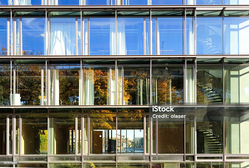 Otoño/bajada refleja en con una fachada de vidrio - Foto de stock de Abstracto libre de derechos