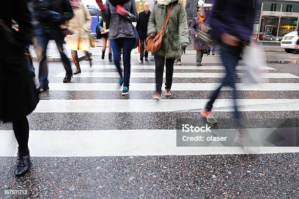 Junge Menschenkreuzung Straße Motion Blur Stockfoto und mehr Bilder von Gehen - Gehen, Fußgängerübergang, Menschenmenge