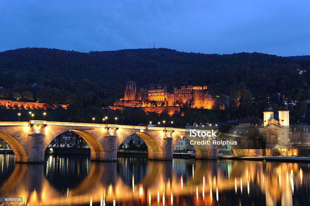 Heidelberg Ponte illuminato con palazzo e Twin Tower autunno - Foto stock royalty-free di Acqua