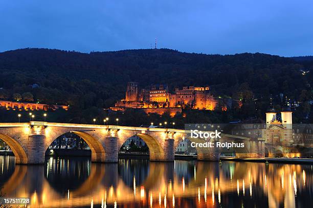 Heidelberg Ponte Illuminato Con Palazzo E Twin Tower Autunno - Fotografie stock e altre immagini di Acqua