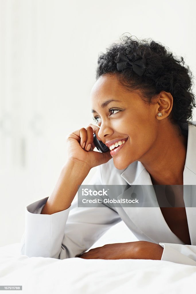 Sorridente giovane donna d'affari parlando su un cellulare - Foto stock royalty-free di 20-24 anni