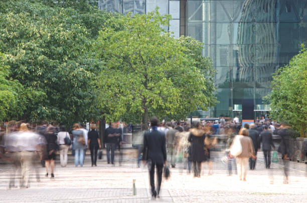 pessoas de negócios andando em um distrito financeiro, com distorção de movimento - walking rush hour people business - fotografias e filmes do acervo