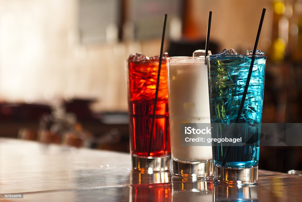 Tre bevande, seduto su un bar con i colori - Foto stock royalty-free di Cocktail