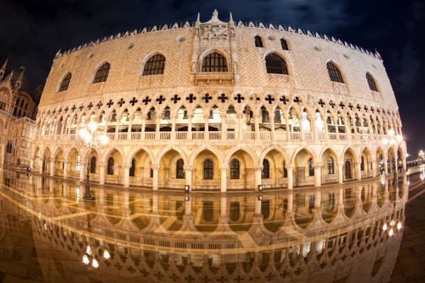 dogenpalast und acqua alta, venedig - acqua alta stock-fotos und bilder