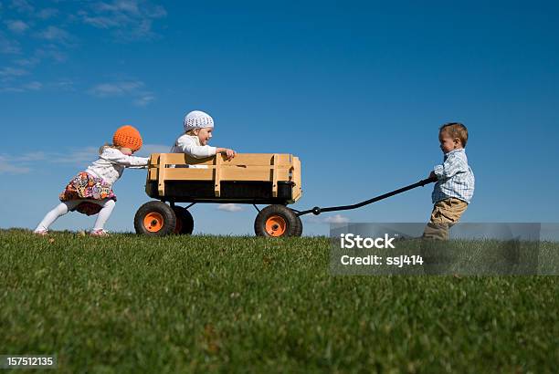 Drei Kinder Schieben Ziehen Und Spielen Mit Wagon Stockfoto und mehr Bilder von Schieben - Schieben, Ziehen, Kind