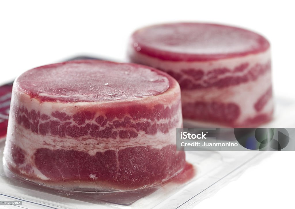 Emballage sous-vide glacé du filet de bœuf en sauce - Photo de Médaillon - Morceau de viande libre de droits