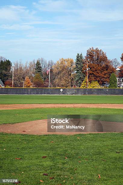 Vista Al Campo De Béisbol Desde El Frente De Casa Placa Foto de stock y más banco de imágenes de Campo de béisbol