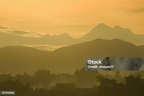 Rano Mountain Sunrise - zdjęcia stockowe i więcej obrazów Azja - Azja, Dom - Budowla mieszkaniowa, Fotografika