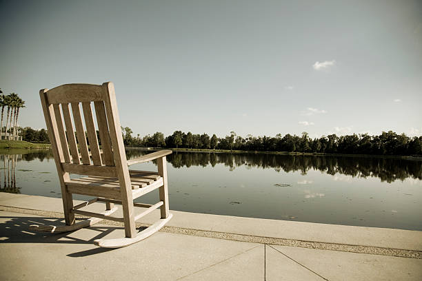 空の椅子、フロリダ州）湖 - deck chair ストックフォトと画像
