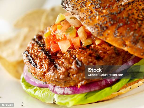 Gastrónomo Hambúrguer Com Molho - Fotografias de stock e mais imagens de Acompanhamento - Acompanhamento, Alface, Batata Frita de Pacote