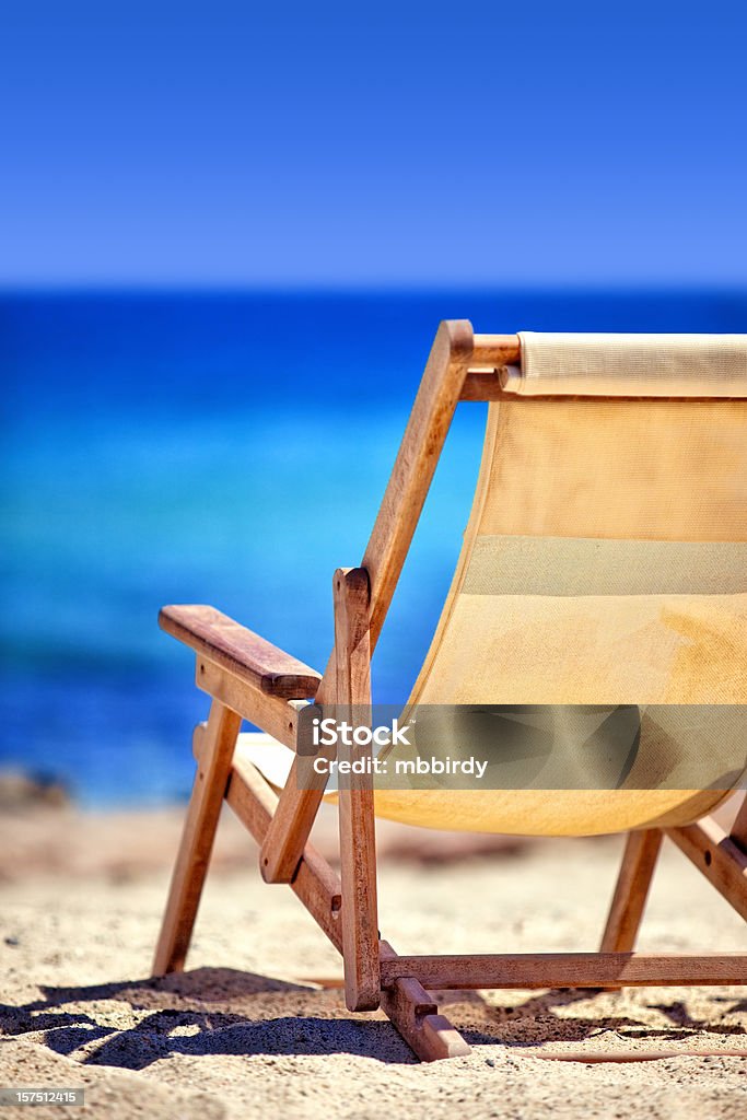 Chaises longues sur la plage de sable - Photo de Plage libre de droits