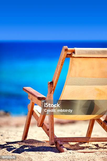 Krzesła W Sandy Beach Sun - zdjęcia stockowe i więcej obrazów Plaża - Plaża, Bez ludzi, Bezchmurne niebo