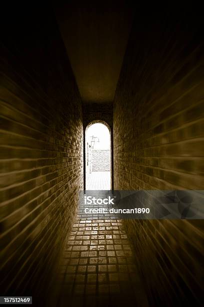 Pasaje Oscuro Foto de stock y más banco de imágenes de Estrecho - Descripción física - Estrecho - Descripción física, Callejuela, Claustrofobia