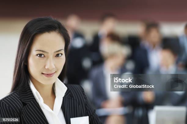 Foto de Empresária Em Uma Conferência e mais fotos de stock de Apresentação - Discurso - Apresentação - Discurso, Diretora Executiva de Empresa, 20 Anos