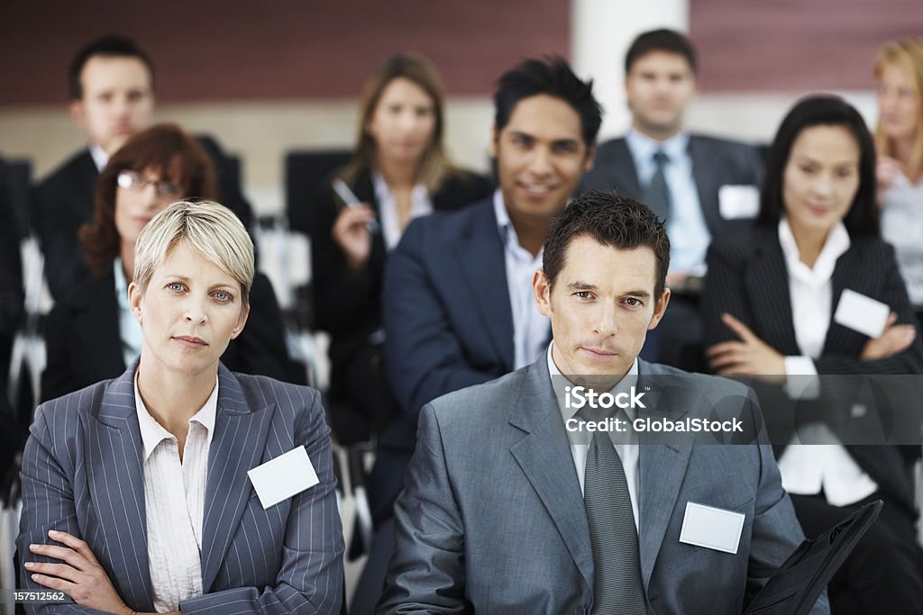 Las personas de negocios sentado junto a un seminario - Foto de stock de 20 a 29 años libre de derechos