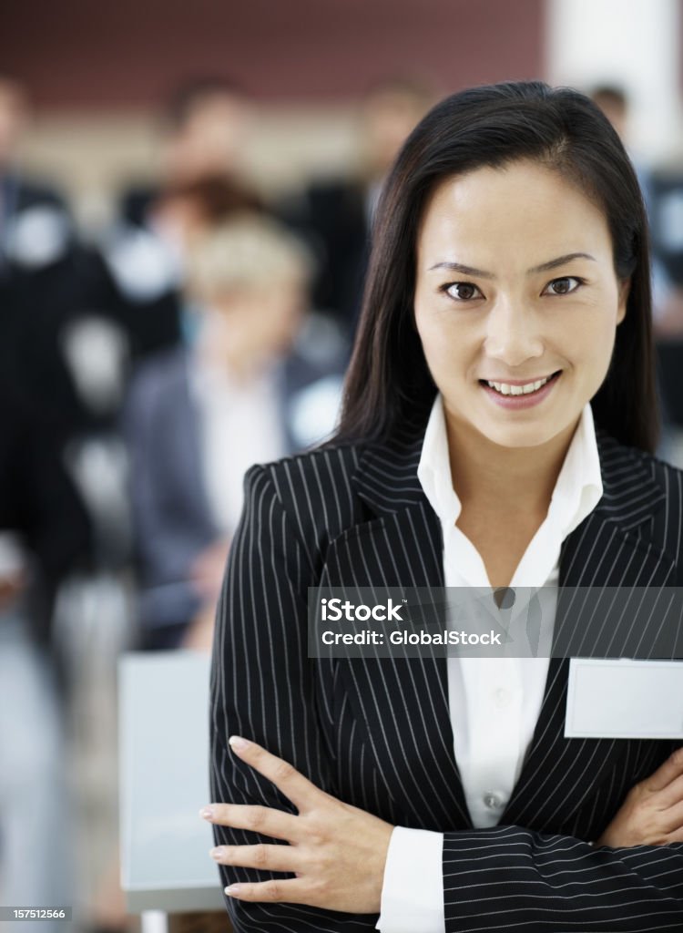 Empresária sorrindo para uma conferência - Foto de stock de 20 Anos royalty-free