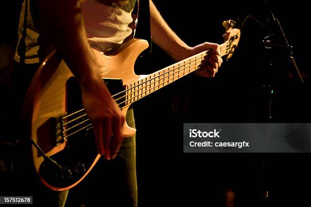 ベースギタープレーヤーのクローズアップ - ハードコア・パンクのストックフォトや画像を多数ご用意 - ハードコア・パンク, パンクロッカー, 20代