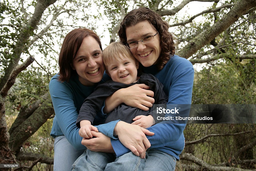 Aimer famille de trois paires, les mamans et leurs deux heureux fils - Photo de Famille libre de droits