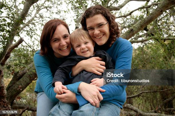 Photo libre de droit de Aimer Famille De Trois Paires Les Mamans Et Leurs Deux Heureux Fils banque d'images et plus d'images libres de droit de Famille