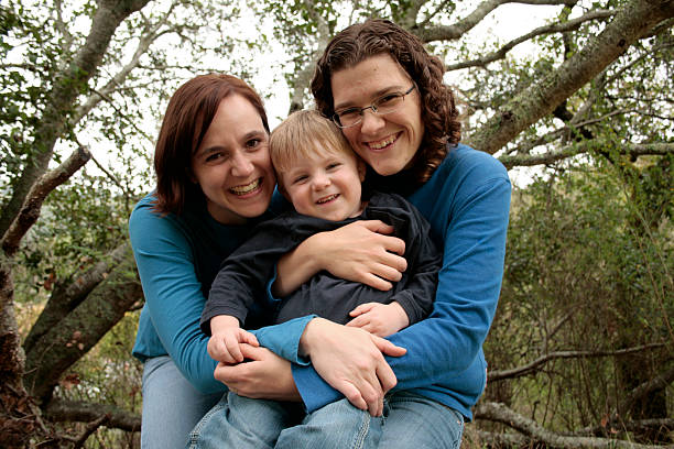 amoroso família trio, dois moms feliz e seu filho - homosexual family lesbian parent imagens e fotografias de stock