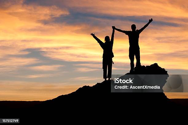 Coppia Celebrando Una Vittoria Relazione - Fotografie stock e altre immagini di Accudire - Accudire, Ambientazione esterna, Amore