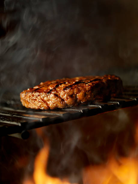 гамбургер на барбекю the grill - unhealthy eating studio shot still life macro стоковые фото и изображения