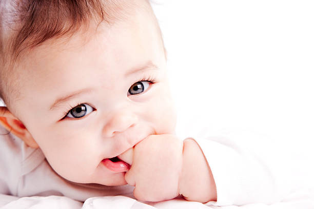 baby boy aspira a sus dedos - finger in mouth fotografías e imágenes de stock