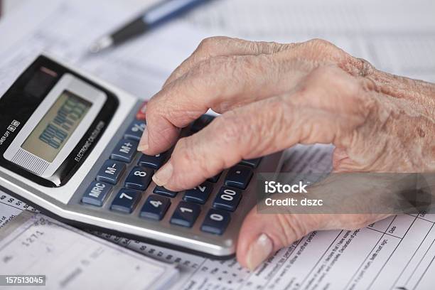 Donna Anziana Mano Facendo Finanziario Di Lavoro Di Calcolatrice - Fotografie stock e altre immagini di Calcolatrice