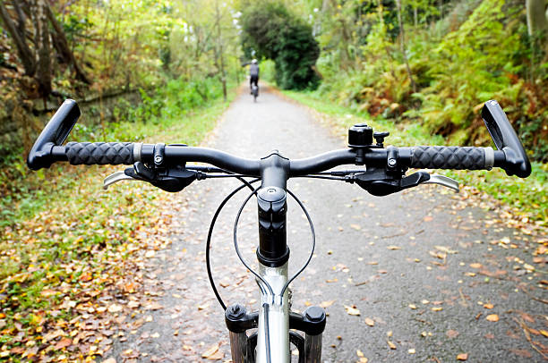 велосипедная дорожка в осенью - bicycle lane стоковые фото и изображения