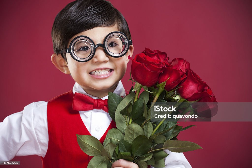 사랑스러운 어린 얼간이 남자아이, 장미, 발렌타인 복사 공간이 - 로열티 프리 갈색 머리 스톡 사진