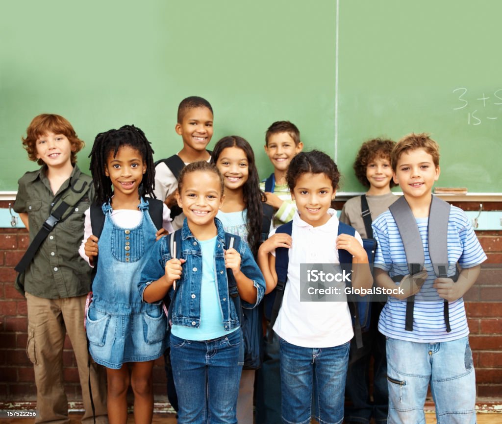 Fröhliche Gruppe von Schülern stehen zusammen - Lizenzfrei 8-9 Jahre Stock-Foto