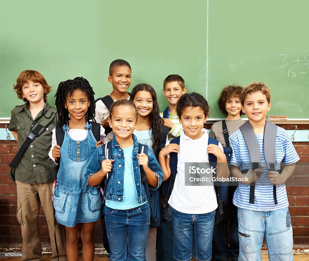 陽気なグループの学校の学生一緒に立つ - 8歳から9歳のロイヤリティフリーストックフォト