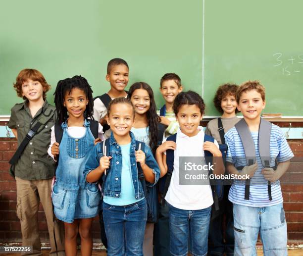 Alegre Grupo De Alunos Da Escola Em Pé Juntos - Fotografias de stock e mais imagens de 8-9 Anos - 8-9 Anos, Aluna, Aluno da Escola Primária