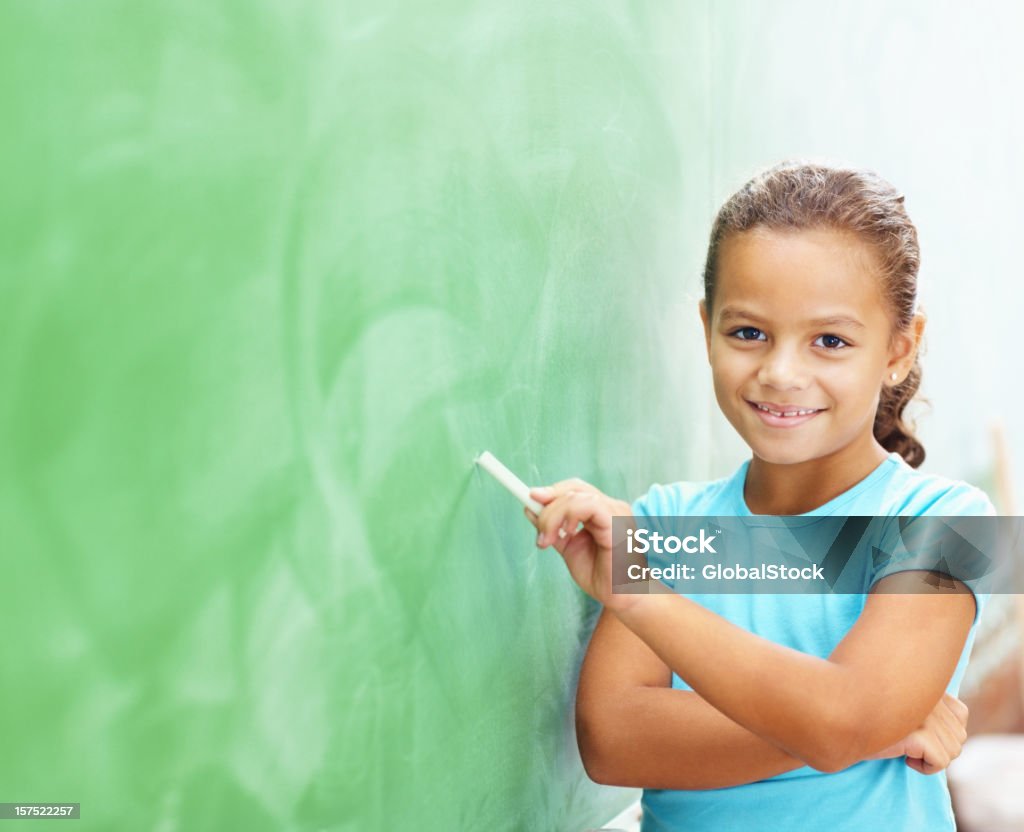 School girl escrito en la placa con una tiza - Foto de stock de 8-9 años libre de derechos