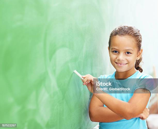 School Girl Escrito En La Placa Con Una Tiza Foto de stock y más banco de imágenes de 8-9 años - 8-9 años, Afrodescendiente, Agarrar