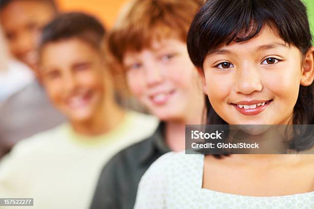 Foto de Colegial Com Seus Colegas De Turma Com Facilidade No Ack e mais fotos de stock de 8-9 Anos