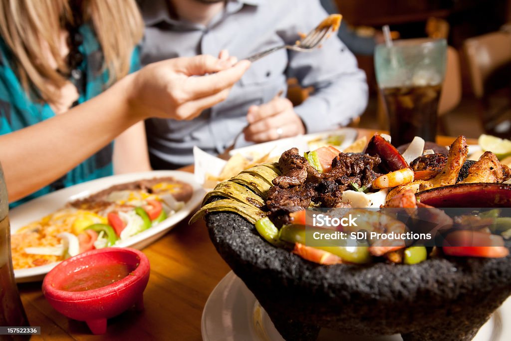 Primo piano della cucina messicana al cliente tavolo al ristorante - Foto stock royalty-free di Fajita