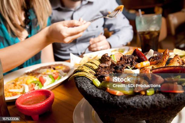 Primo Piano Della Cucina Messicana Al Cliente Tavolo Al Ristorante - Fotografie stock e altre immagini di Fajita