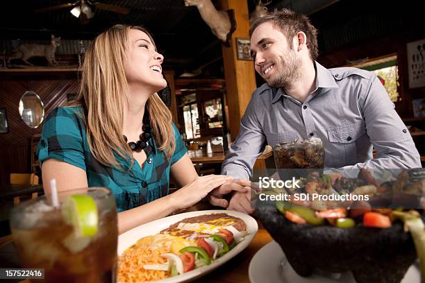 Vicino Di Coppia Godendo La Cena In Un Ristorante Di Cucina Messicana - Fotografie stock e altre immagini di Cucina messicana