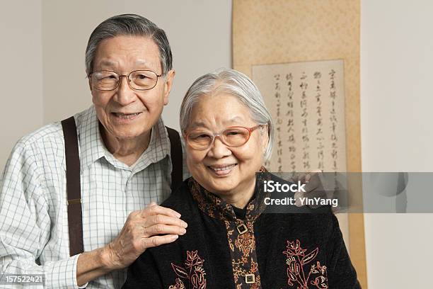 Asiatische Senior Paar Potrait Hz Stockfoto und mehr Bilder von Blick in die Kamera - Blick in die Kamera, Seniorenpaar, 70-79 Jahre