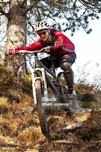 Extreme Mountainbiker Su Trail Ripido - Fotografie stock e altre immagini di Montagna - Montagna, Motociclista, Mountain bike