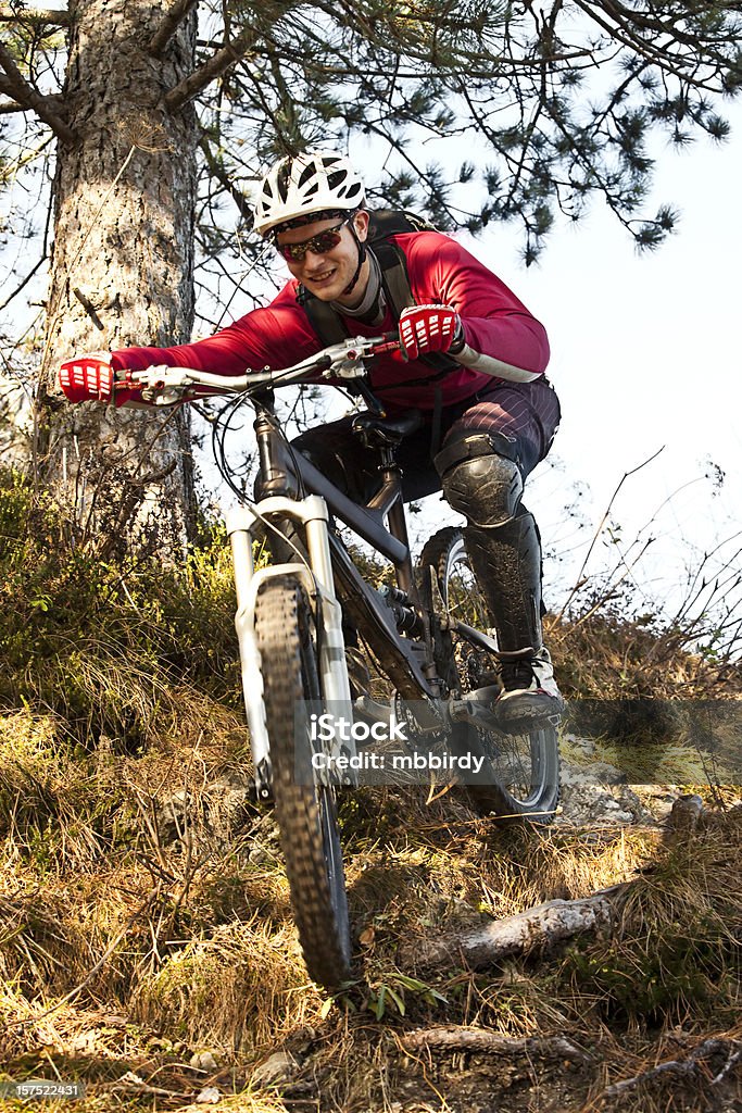 Ekstremalne mountainbiker na stromych trail - Zbiór zdjęć royalty-free (Góra)