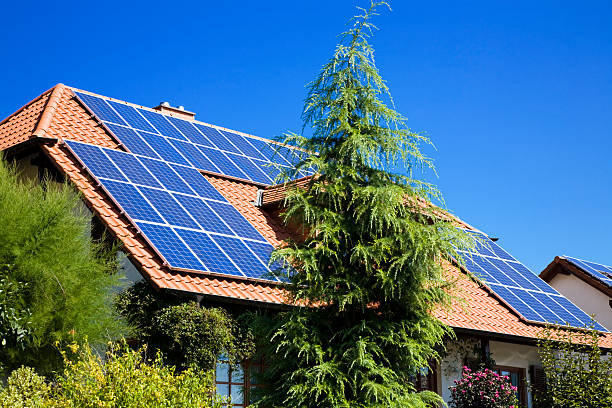 casa con paneles solares - eos5d fotografías e imágenes de stock