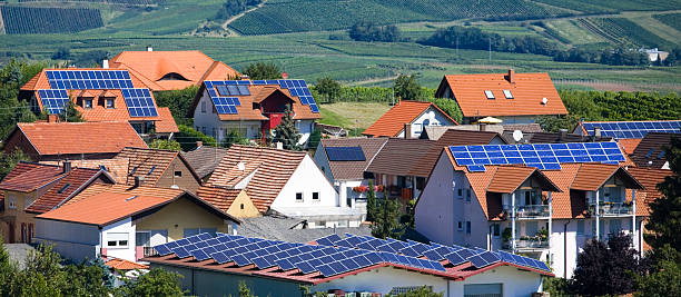 casas de pueblo con un panel solar - eos5d fotografías e imágenes de stock